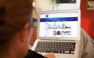 Une apprenante choisit un Mooc sur la plateforme Fun.