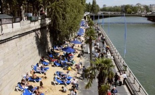 Transats, parasols, pédalos, canoë-kayaks et concerts: Paris a repris lundi pour un mois des airs de vacances, pour la septième édition de l'opération Paris-Plages qui met cette année l'Europe à l'honneur, présidence française de l'Union européenne oblige.