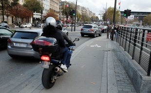 2 roues sur une piste cyclable - Illustration.