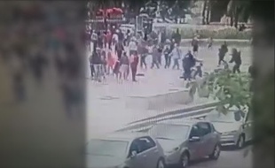 Capture d'écran d'une vidéo de télésurveillance de l'attaque d'un policier sur le parvis de Notre-Dame, à paris, le 6 juin 2017.