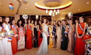 Les candidates Miss France 2018 entourant Miss France 2017.