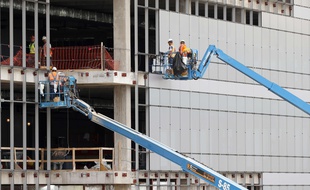 Des ouvriers sur un chantier de construction (Illustration).