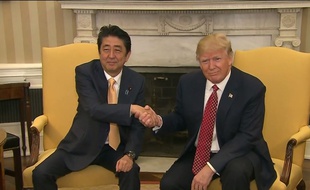 La longue poignée de main entre Shinzo Abe et Donald Trump