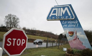 Le logo du groupe des abattoirs AIM à l'entrée de son site de Sainte-Cécile, dans la Manche, le 6 janvier 2015