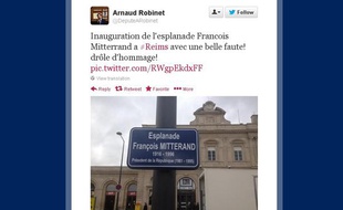 La plaque d'inauguration de l'esplanade François Mitterrand, à Reims, comporte une grosse faute d'orthographe, comme l'a souligné le député UMP Arnaud Robinet sur Twitter, le 7 novembre 2013.