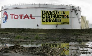 Manifestation de Greenpeace contre une raffinerie du groupe Total, au Havre, en octobre 2009.