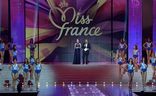 Sylvie Tellier, directrice générale de la société Miss France, et Jean-Pierre Foucault lors de l'élection de Miss France, le 7 décembre 2013 à Dijon