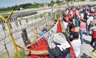 Manifestation de soutienà Manuel Zelaya devant l'aéroport de Tegucigalpa, samedi.
