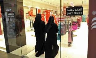 Les magasins saoudiens employant des hommes et des femmes devront désormais ériger une séparation d'au moins 160 centimètres de haut pour empêcher les deux sexes de se côtoyer, a annoncé lundi la presse du royaume ultraconservateur.