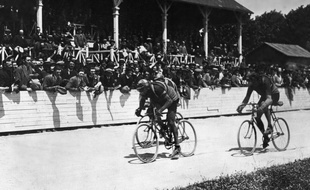 Francis Pélissier (en troisième position, à droite), à la conquête du maillot jaune sur le Tour de France 1927.