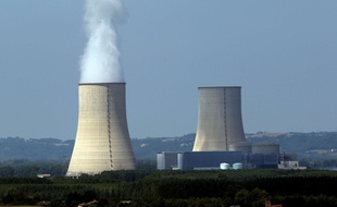 La centrale nucléaire de Golfech, dans le Tarn-et-Garonne, le 6 août 2015. La part du nucléaire dans le mix électrique français est l'un des enjeux forts de la future programmation pluriannuelle de l'énergie.