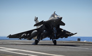 Un rafale de la Marine nationale française décolle du porte-avion Charles de Gaulle, le 30 septembre 2016.