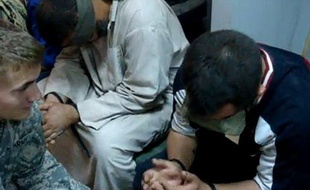 Un soldat américain face à un prisonnier irakien, en 2007