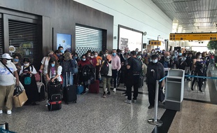Cette photo fournie par la passagère franco-brésilienne Manuela Picq montre les personnes en attente de rapatriement à l'aéroport de Guayaquil, le 8 avril 2020.