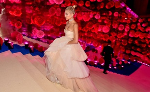 Hailey Baldwin élue Femme la plus sexy du monde