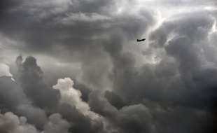 Un avion dans le ciel de Toulouse. Illustration.