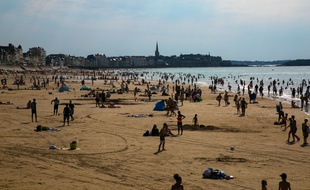 Vacanciers sur la plage de Saint-Malo le 19 juillet 2016.