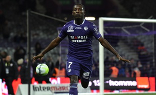 L'attaquant du TFC Max-Alain Gradel après son penalty marqué contre Caen en Ligue 1, le 9 décembre 2017 au Stadium de Toulouse.