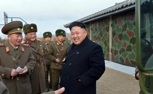 Photo fournie par l'agence officielle nord-coréenne Kcna le 1er décembre 2014 du leader nord-coréen Kim Jong-Un visitant une unité de l'Armée du Peuple dans un endroit non précisé