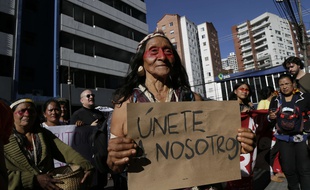 Une membre d'une communauté autochtone, pendant une manifestation à Quito (Équateur) contre l'entreprise Petroecuador, ce dimanche.