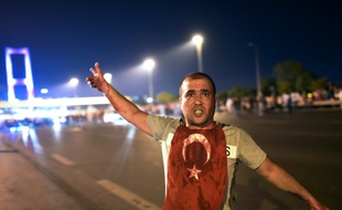 Un homme couvert de sang près du pont du Bosphore, à Istanbul, le 16 juillet 2016