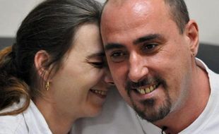 Serge Atlaoui (D), un Français condamné à mort en Indonésie pour trafic de drogue, aux côtés de son épouse, Sabine Atlaoui, le 25 mars 2008 lors d'une visite le 25 mars 2008 à la prison de l'île de Nusakambangan