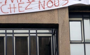 Trois jeunes de la mouvance d'extrême droite, soupçonnés d'avoir violemment agressé pour des raisons racistes deux couples, dans la nuit de vendredi à samedi à Lyon, devaient comparaître dimanche devant un juge des libertés, a-t-on appris de source judiciaire.
