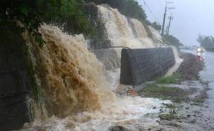 Le "super-typhon" Usagi, la plus puissante tempête tropicale de l'année, a frappé samedi Taiwan et les Philippines où il a fait au moins deux morts, et privé de courant des dizaines de milliers de foyers.