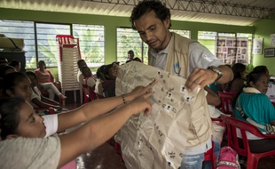 26 AVRIL 2018, COLOMBIE : Atelier de prévention aux mines dans la communauté La Capilla en zone rurale de Caloto. Nestor montre une carte faite avec les membres de la communauté qui recense les accidents d'explosion de mines et les possibles sites dangereux pour identifier les zones à déminer