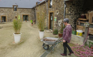 Annie Martin poursuit son activité d'agricultrice en plus des chambres d'hôtes.