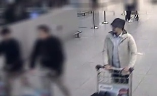 Image extraite de la vidéo diffusée par la police belge pour tenter d'identifier le 3e homme des attentats de l'aéroport de Bruxelles.