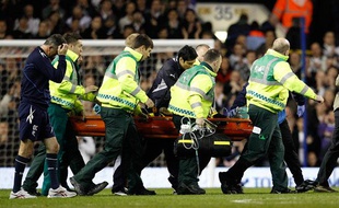 Les secours emmènent Fabrice Muamba sur un brancard après son accident cardiaque sur le terrain.