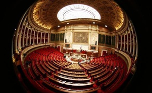 L'Assemblée, dont les couloirs bruissaient de réactions au nouveau sommet franco-allemand et à la menace ravivée sur la note française, a voté mardi le projet de budget rectificatif 2011 de fin d'année, étoffé de mesures de rigueur du plan Fillon II, notamment sur la TVA.