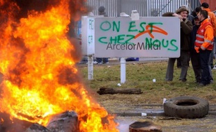 La direction de l'aciérie ArcelorMittal de Florange (Moselle) accompagnée d'une trentaine de vigiles a repris possession jeudi de ses bureaux, investis par des métallurgistes le 20 février aux cris de "Mittal, on veut du travail", a-t-on appris de source syndicale.