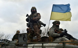 Des soldats de l'armée ukrainienne patrouillent sur un tank dans la ville de Debaltseve (région de Donetsk), le 24 décembre 2015