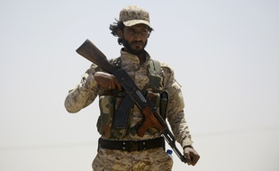 Un membre des Forces démocratiques syriennes (FDS), qui, avec le soutien de Washington, ont lancé le 6 juin 2017 l'assaut pour reprendre la ville de Raqa au groupe Etat islamique, dont c'est le bastion syrien.