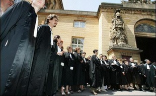 Pour exprimer leur émotion, quelque 200 magistrats et avocats se sont rassemblés, en robe, en début d'après-midi sur le parvis du palais de Justice de Metz