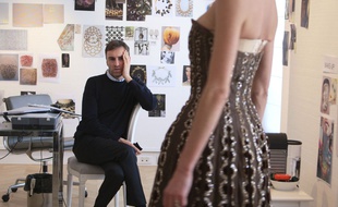 Le styliste Raf Simons dans les ateliers Christian Dior;
