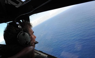 Un pilote de l'aviation néo-zélandaise scrute la mer le 13 avril 2014 à la recherche du vol MH370 de Malaysia Airlines au dessus de l'Océan Indien