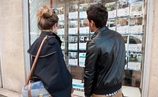 Des annonces immobilières dans la vitrine d'une agence à Bordeaux.