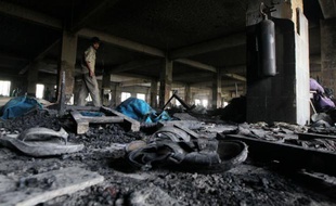 La police du Bangladesh a annoncé mardi qu'elle recherchait le propriétaire en fuite de l'usine textile ravagée par un incendie, qui a fait 110 morts, à la suite d'affirmations d'ouvriers rescapés assurant qu'ils avaient reçu l'ordre de ne pas quitter leur poste.