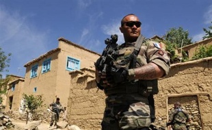 S'ils ne sont pas officiellement en guerre en Afghanistan, les soldats français y mènent bien des opérations de guerre et en ont payé le "prix du sang", le 18 août 2008, lorsque dix d'entre eux sont tombés dans une embuscade à Uzbeen, où 21 autres ont été blessés.