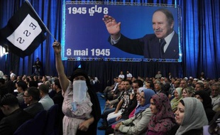Les célébrations officielles du 50e anniversaire de l'indépendance de l'Algérie, prévues sur une année, ont commencé mercredi soir par un spectacle géant inspiré de son Histoire, en présence du président Abdelaziz Bouteflika, suivi de l'hymne algérien puis de spectaculaires feux d'artifices à travers le pays.