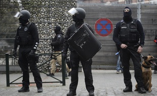 Les forces de police pendant l'arrestation de Salah Abdeslam à Molenbeek le 18 mars 2016