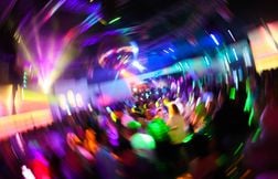 Les ébats d’actrices porno sur scène ont-ils fait fermer cette discothèque ?