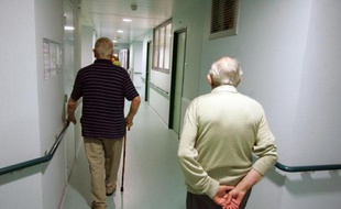 Une employée de maison de retraite près de Chambéry, âgée de 30 ans, en cours de déferrement devant la justice, est soupçonnée d'avoir empoisonné six pensionnaires depuis deux mois, a-t-on appris jeudi de source proche de l'enquête.