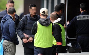 Arrivée de l'un des suspects au gymnase Jean Vilar, à Echirolles, juste avant la reconstitution du double meurtre de Kevin et Sofiane.