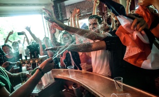 Au Carillon, l'un des bars visés par les terroristes du 13 Novembre, tout le monde fêtait la victoire des Bleus
