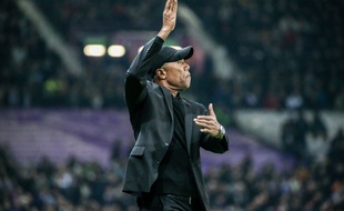 La route est droite, mais la pente est forte pour Antoine Kombouaré et le TFC.