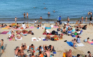 Des baigneurs sur une plage à Quiberon, dans le Morbihan. Six Français sur 10 privilégient les destinations du littoral pour leurs vacances.